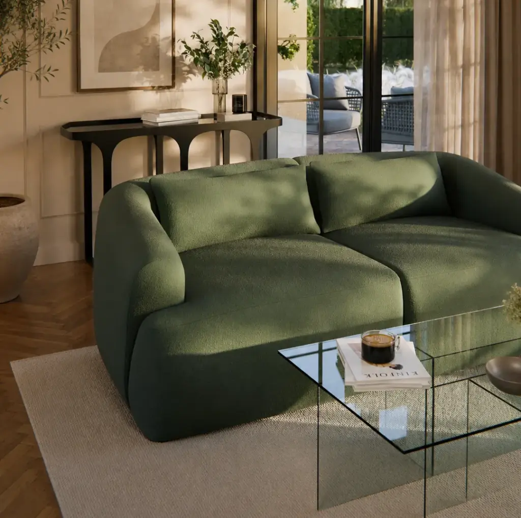 Zwei Bouclé-Sofa-Kissen Sofia 70×30 cm in Grün auf dunkelgrünem Bouclé-Sofa im eleganten Wohnzimmer