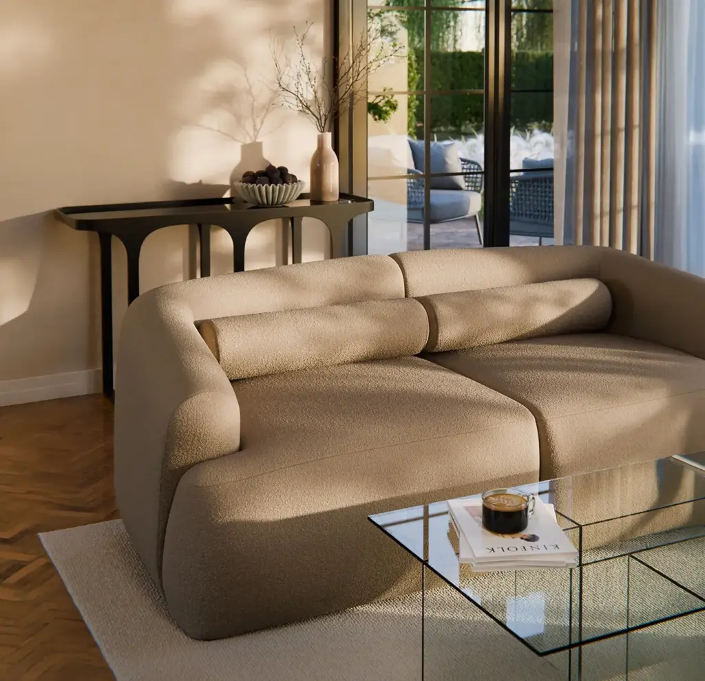 Bouclé-Sofa-Nackenrolle Sofia in Beige auf modularem Bouclé-Sofa im eleganten Wohnzimmer mit Glastisch und Fischgrätparkett