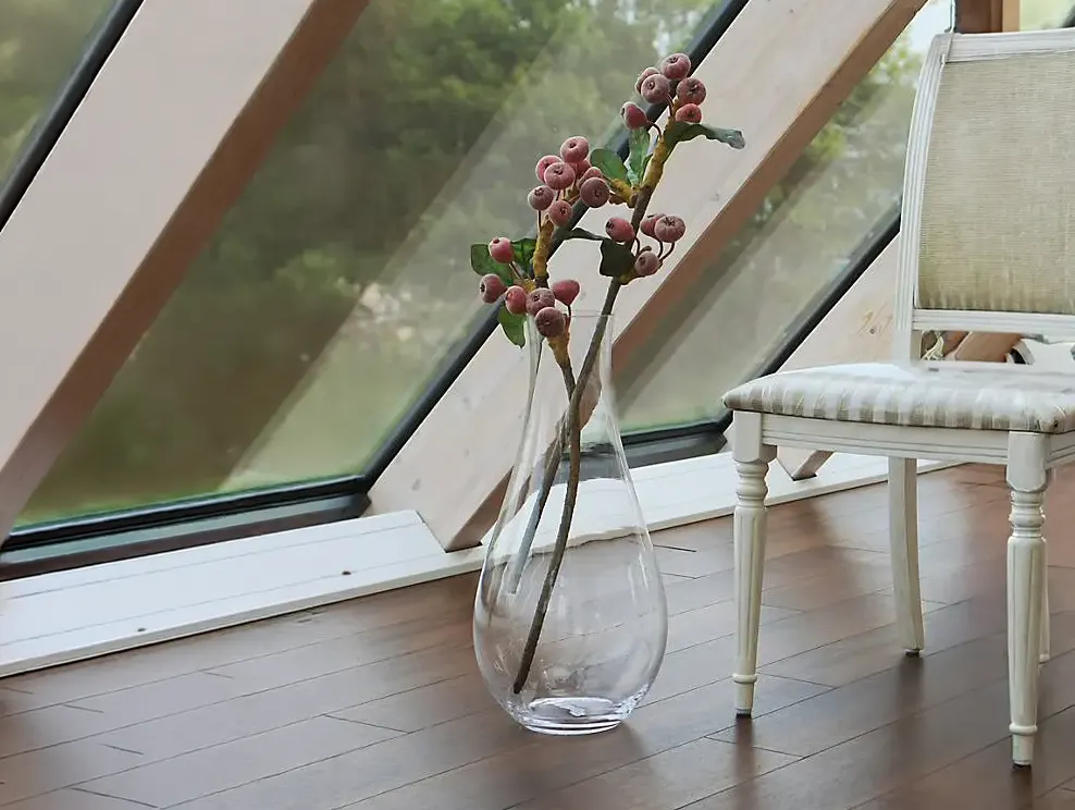 Cristalica Plum Famous Glasvase 60 cm mit Beerenzweigen auf Holzboden vor Schrägfenster